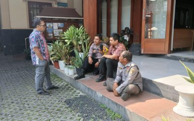 Bhabinkamtibmas Purwosari Sambang Wilayah, Ajak Linmas dan Staf Kelurahan Bijak Bermedsos