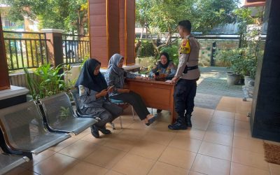 Bhabinkamtibmas Jayengan Sambang Pertokoan dan Koordinasi Kamtibmas di Kelurahan