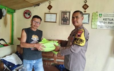 Bhabinkamtibmas Tegalharjo Serahkan Rompi FKPM dan Ajak Warga Jaga Kondusifitas Kota Surakarta