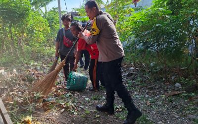 Bhabinkamtibmas Timuran Ajak Warga Kerja Bhakti Bersihkan Sampah