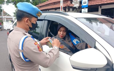 Dalam Rangka Hari Jadi Polwan ke 77, Seksi Propam Polresta Surakarta Gelar Pemeriksaan Surat Kendaraan Polwan