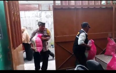 Bhabinkamtibmas Semanggi Sambang dan Bagikan Beras untuk Anak Yatim Piatu