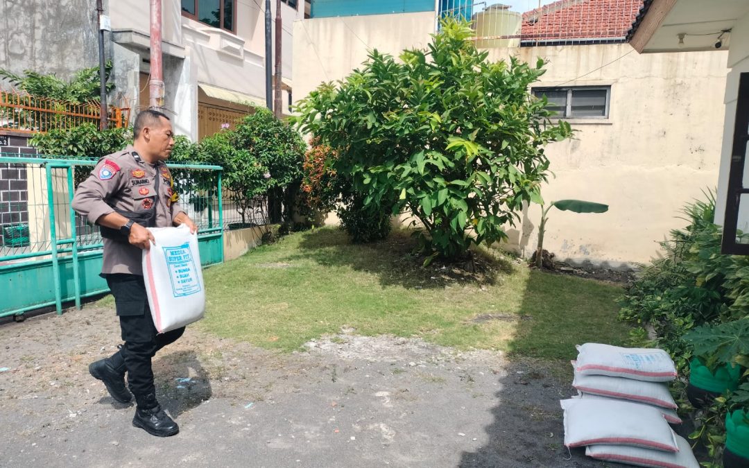 Dukung Ketahanan Pangan, Bhabinkamtibmas Timuran Sambangi Warga RW 01 Bantu Program Proklim
