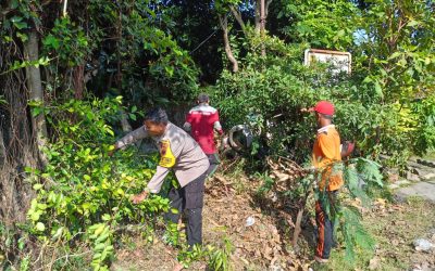 Bhabinkamtibmas Pucangsawit Bersama Staf Kelurahan dan Linmas Gelar Kerja Bakti