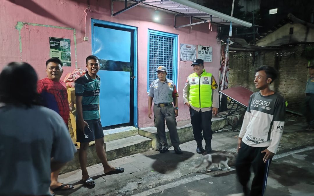 Berikan Motivasi warga, Bhabinkamtibmas Kelurahan Serengan Sambangi Pos Kamling