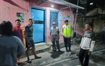 Berikan Motivasi warga, Bhabinkamtibmas Kelurahan Serengan Sambangi Pos Kamling