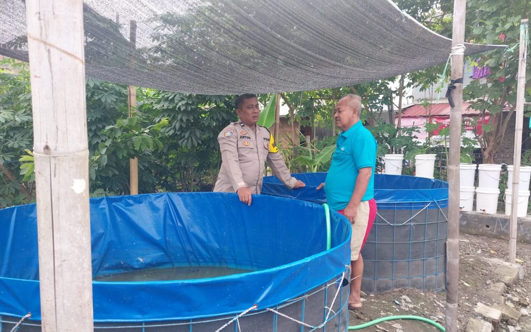 Bhabinkamtibmas Kelurahan Tipes Pantau Lahan Ketahanan Pangan Bersama Linmas