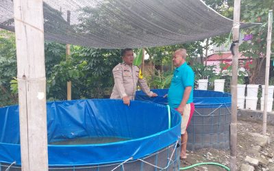 Bhabinkamtibmas Kelurahan Tipes Pantau Lahan Ketahanan Pangan Bersama Linmas