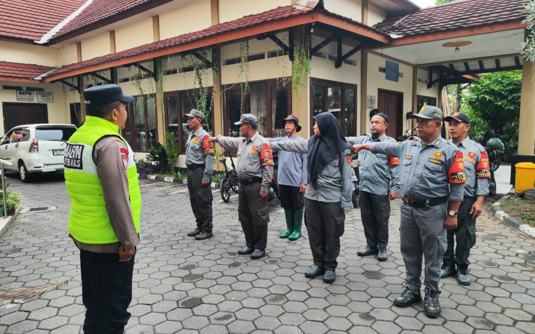 Bhabinkamtibmas Serengan Ajak Warga Hidupkan Pos Ronda Melalui Kegiatan Baris Berbaris