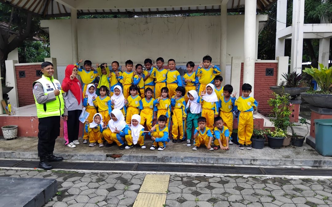 Bhabinkamtibmas Joyotakan Beri Himbauan Kamtibmas kepada Siswa SD di Taman Cerdas