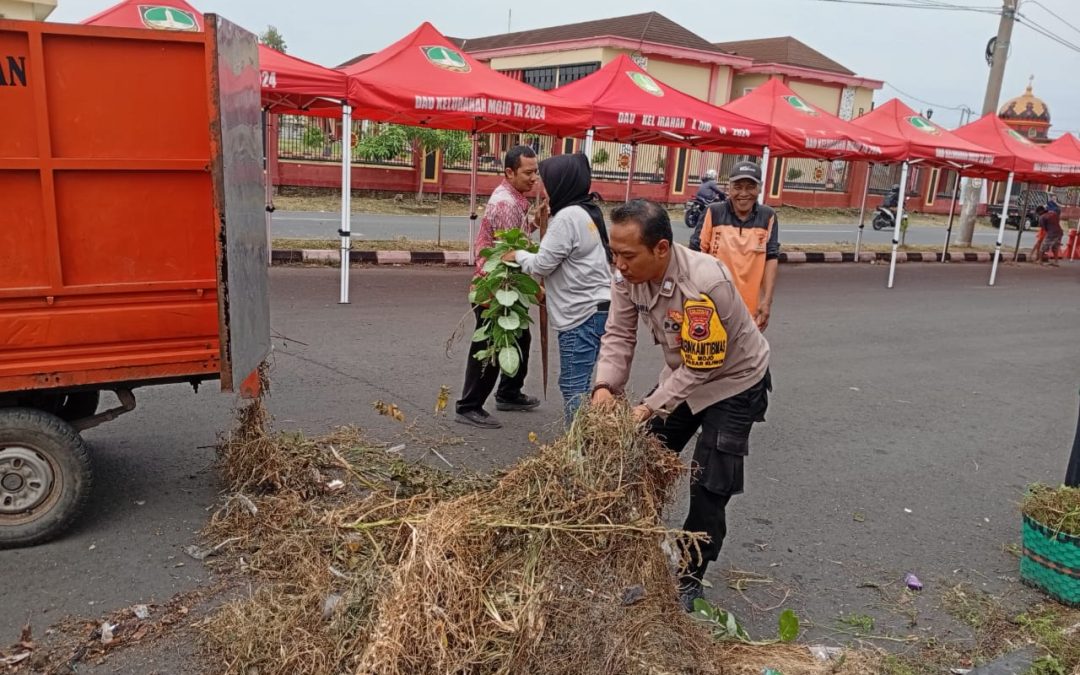 Bhabinkamtibmas Mojo Bersama Linmas Gelar Kerja Bakti Jelang Pengajian Akbar “Mojo Berdzikir”
