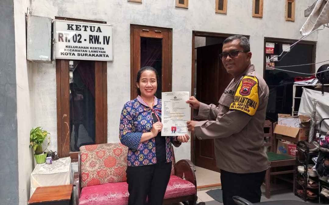 Bhabinkamtibmas Kerten Antar SKCK Warga dengan Sistem Delivery