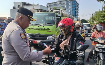 Kapolsek Banjarsari Bersama KAI Commuter Gelar Sosialisasi Keselamatan di Perlintasan Kereta Api