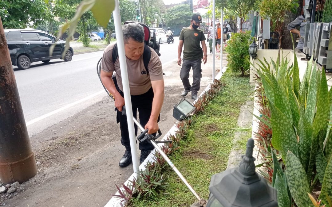 Bhabinkamtibmas Laweyan Bersama Unsur Kelurahan Gelar Saberling Peringati World Cleanup Day