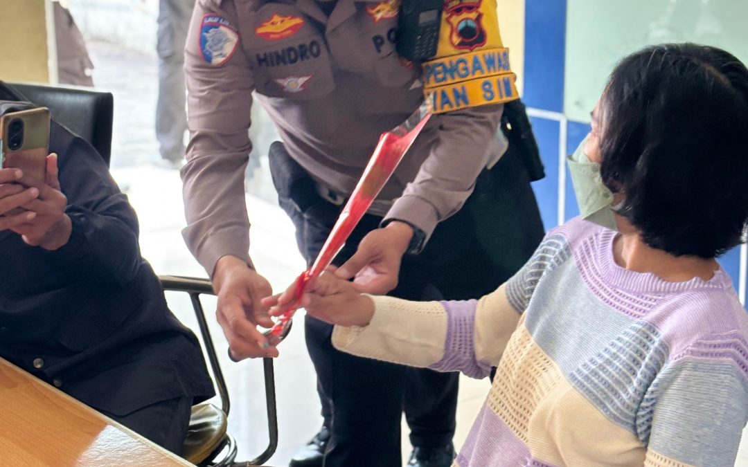 Rayakan HUT Lalu Lintas Bhayangkara ke-70, Sat Lantas Polresta Surakarta dengan Bagikan Kue dan Bunga kepada Pemohon SIM