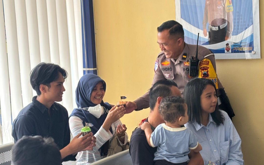Sat Lantas Polresta Surakarta Rayakan HUT Lalu Lintas Bhayangkara ke-70 dengan Bagikan Kue dan Bunga kepada Pemohon SIM