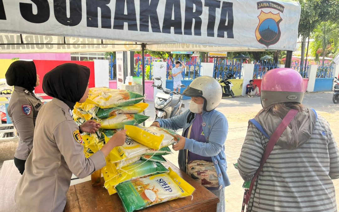 Polresta Surakarta dan Polsek Jajaran Distribusikan 15 Ton Beras SPHP kepada Warga