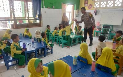 Bhabinkamtibmas Jayengan Ajak Orang Tua Siswa TK Aisyah Tertib Berlalu Lintas