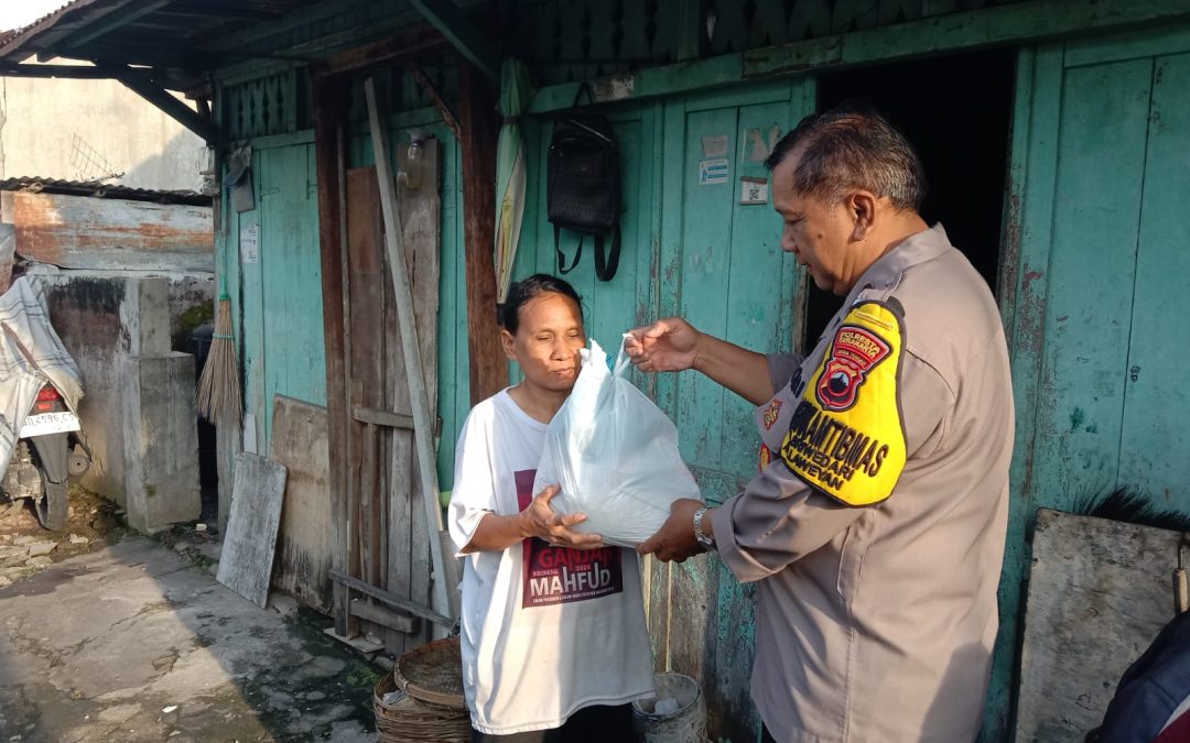 Bhabinkamtibmas Sriwedari Sambang Kamtibmas dan Berikan Bantuan Sembako kepada Warga