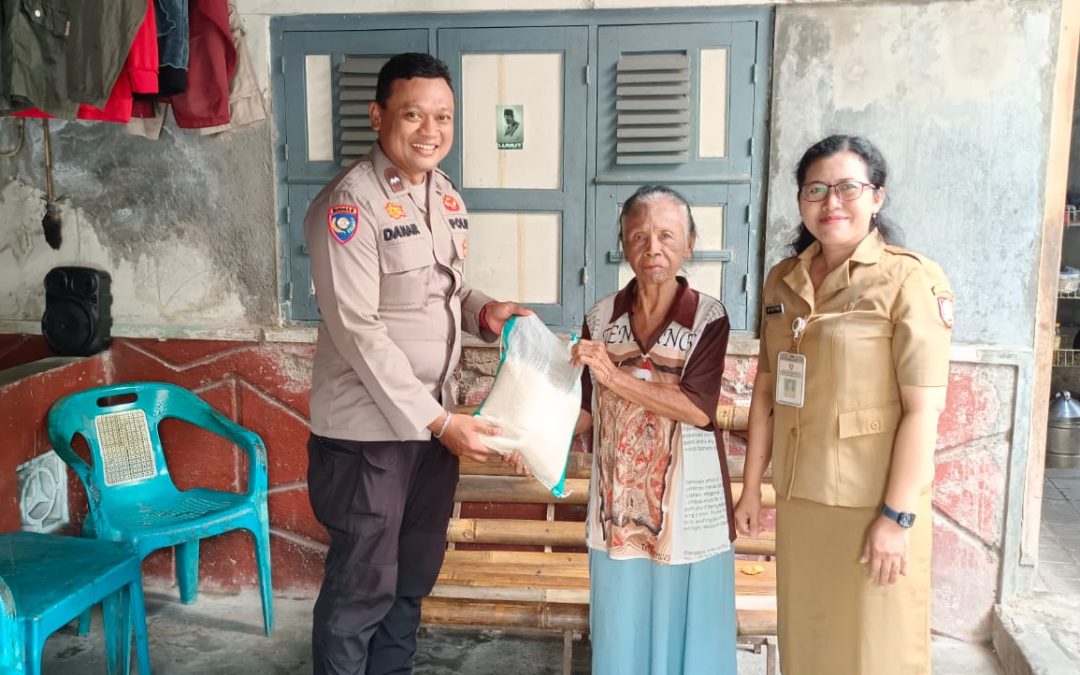 Bhabinkamtibmas Kratonan dan Kasipermas Salurkan Bantuan Beras kepada Warga