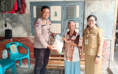 Bhabinkamtibmas Kratonan dan Kasipermas Salurkan Bantuan Beras kepada Warga