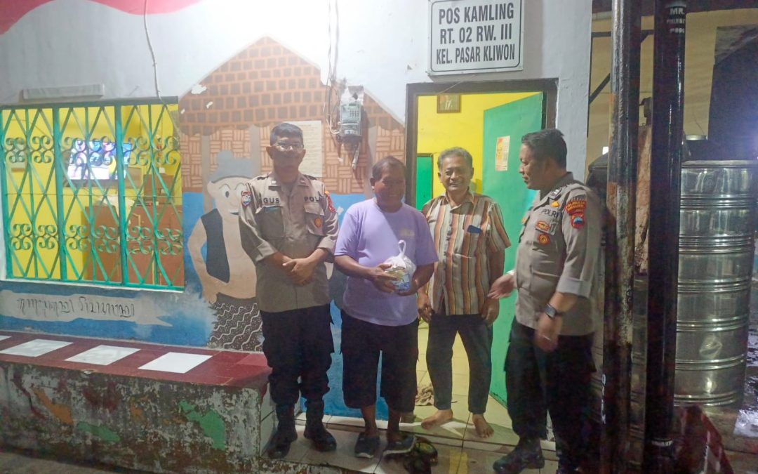 Berikan Motivasi Warga Jaga , Sat Binmas Polresta Surakarta Rutin Sambang di Pos Satkamling