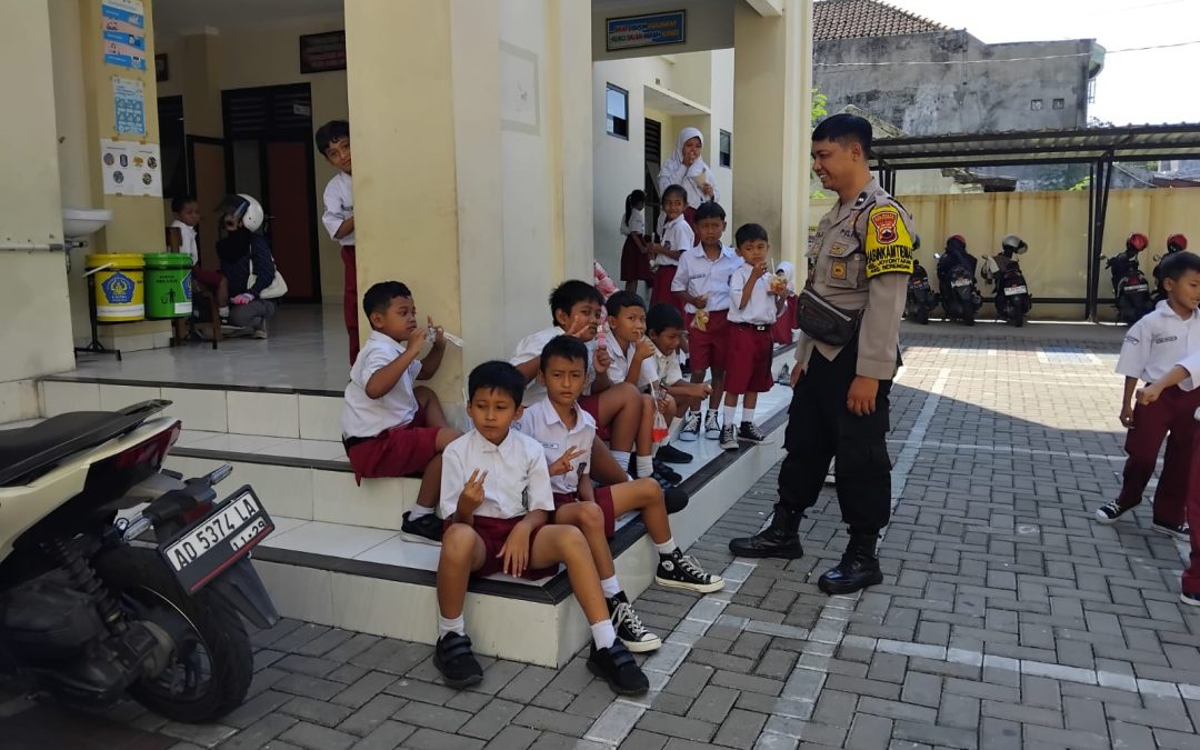 Bhabinkamtibmas Joyotakan Beri Himbauan Kamtibmas kepada Siswa SD