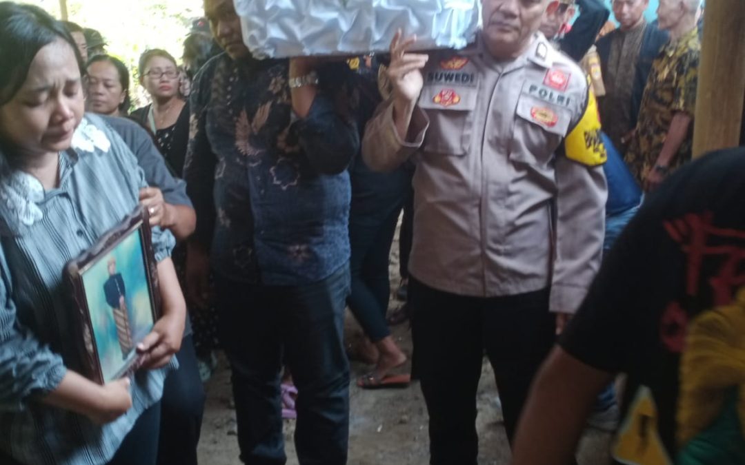 Bhabinkamtibmas Mojosongo Layat Warga dan Bantu Prosesi Pemakaman