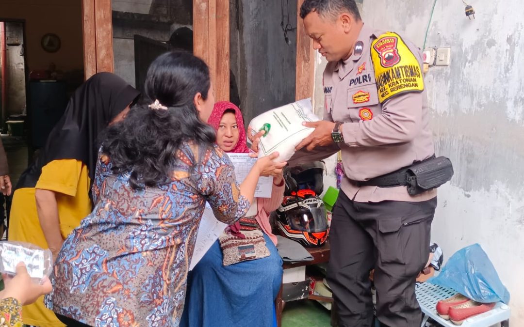 Bhabinkamtibmas Kratonan Bersama Perangkat Kelurahan Bagikan Bantuan Beras kepada Warga