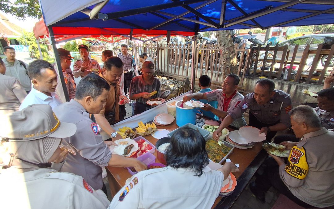 Kapolsek Jebres Gelar Sarapan Bersama Anggota Hasil Panen Lele Budidaya Polsek