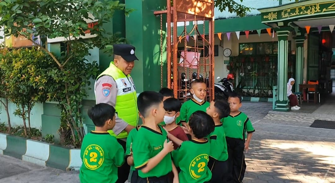 Bhabinkamtibmas Kelurahan Serengan Berikan Himbauan Kamtibmas kepada Siswa SD Islam Jamsaren