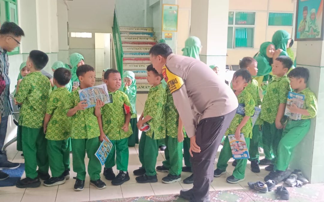 Bhabinkamtibmas Kratonan Beri Edukasi Kepada Siswa SD Al Islam Jamsaren