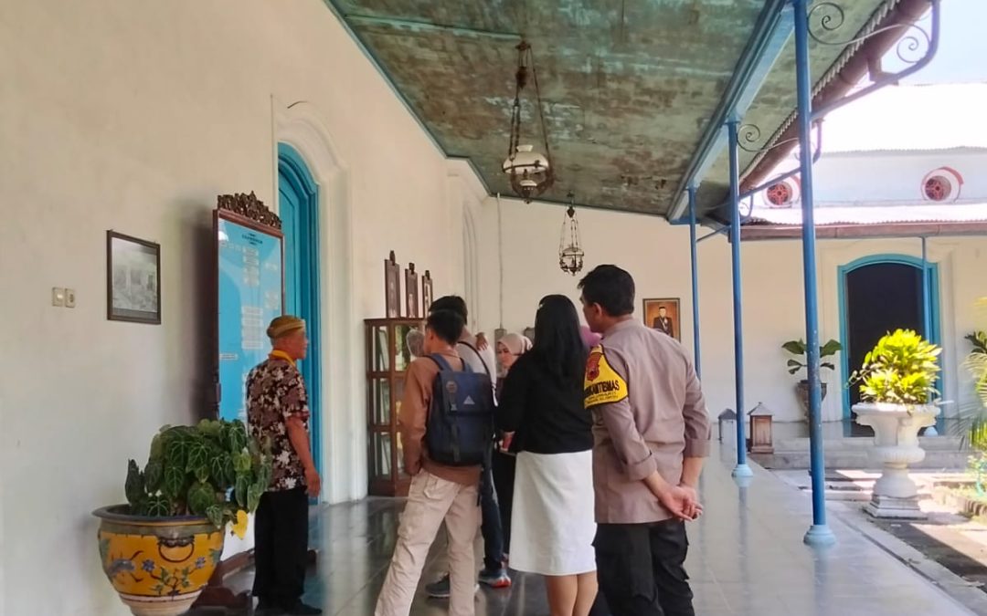 Bhabinkamtibmas Baluwarti Sambang Pengunjung Museum Keraton Surakarta, Sampaikan Pesan Kamtibmas