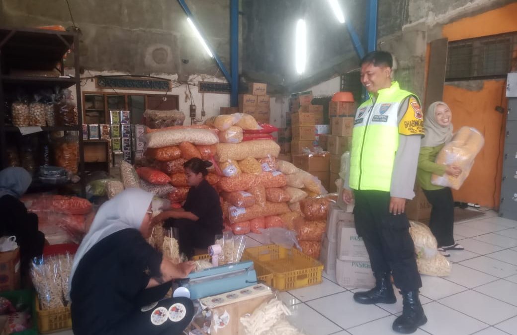 Bhabinkamtibmas Joyotakan Sambang Gudang Luwes, Ingatkan Satpam Tingkatkan Kewaspadaan