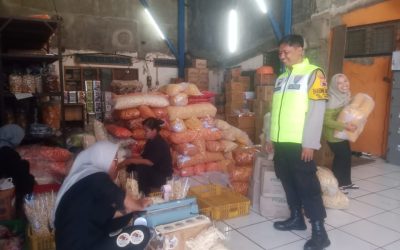Bhabinkamtibmas Joyotakan Sambang Gudang Luwes, Ingatkan Satpam Tingkatkan Kewaspadaan
