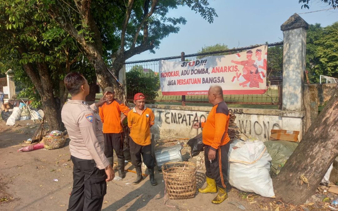 Bhabinkamtibmas Jayengan Ajak Warga dan Petugas DLH Aktifkan Poskamling dan Waspada Hoaks