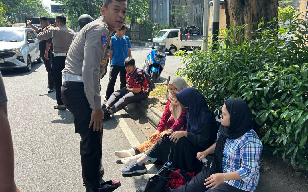 Respon Cepat Kasat Lantas Polresta Surakarta Berikan Pertolongan Pertama kepada Korban Kecelakaan di Jalan Slamet Riyadi
