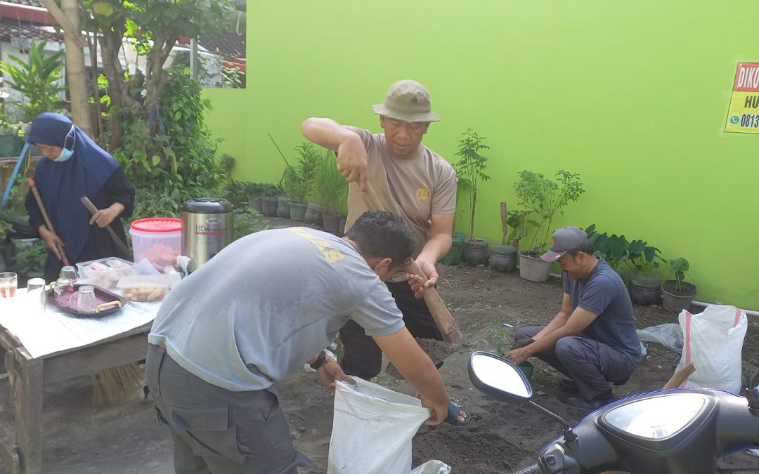 Bhabinkamtibmas Kelurahan Gajahan Bersama Linmas Bantu Warga Bersihkan Tumpukan Pasir