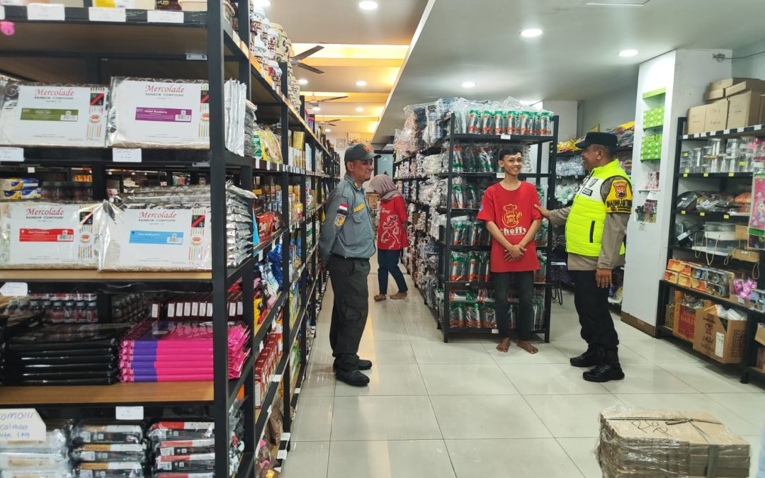 Bhabinkamtibmas Polsek Serengan Bersama Linmas Sambang Toko Bahan Roti Tobaku