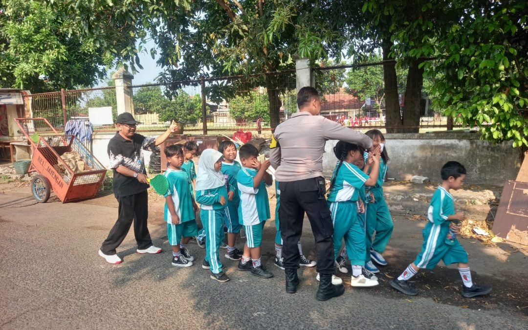 Bhabinkamtibmas Jayengan Gelar Sambang Kamtibmas, Dekat dengan Warga dan Anak-anak