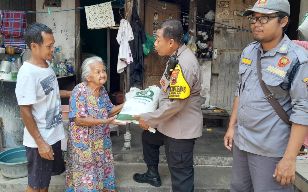 Bhabinkamtibmas Jagalan Gelar Jumat Berkah, Bagikan Bantuan Beras untuk Warga