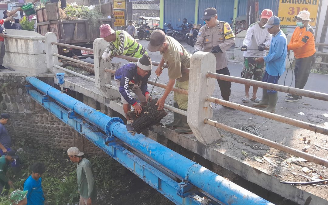 Bhabinkamtibmas Kerten Bersama Forkopimca dan Relawan Gotong Royong Bersihkan Sungai Gajah Putih