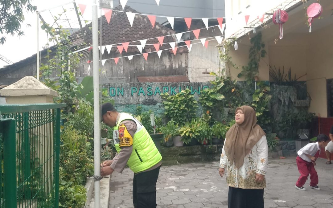 Bhabinkamtibmas Kedung Lumbu Sambang SDN Pasar Kliwon, Ingatkan Disiplin dan Pesan Anti-Bullying