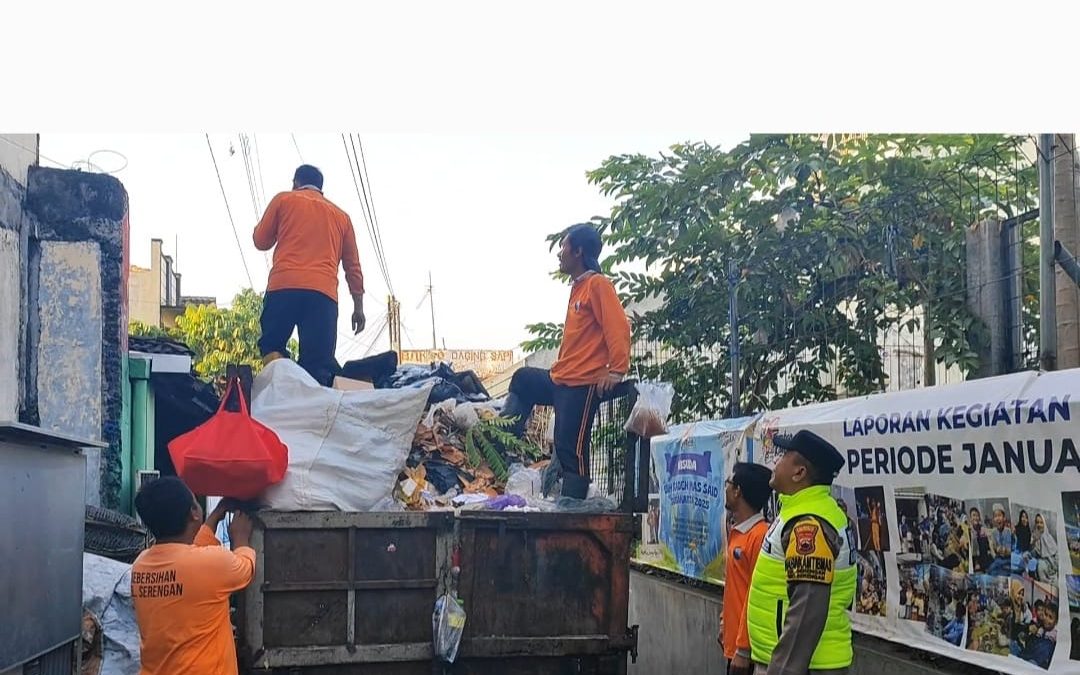 Bhabinkamtibmas Serengan Ajak Petugas Kebersihan Jaga Lingkungan di Musim Hujan