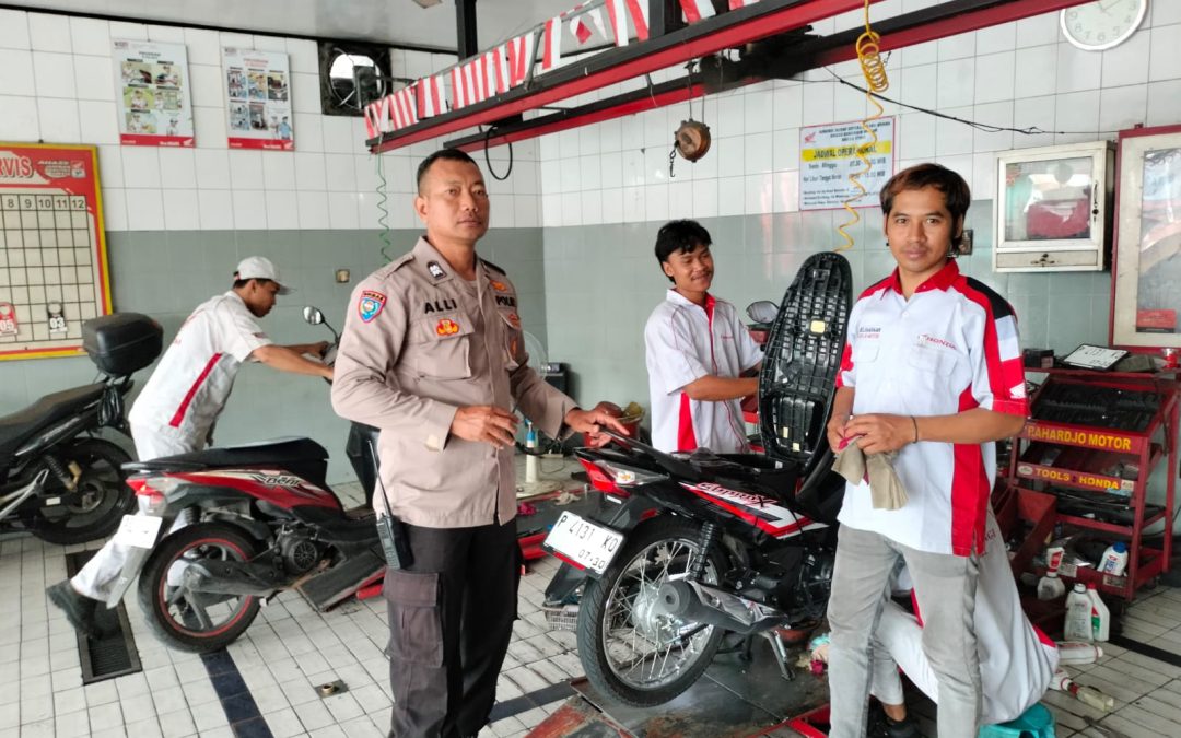 Bhabinkamtibmas Banyuanyar Sambang Bengkel, Ajak Mekanik Bijak Bermedia Sosial dan Taat Aturan