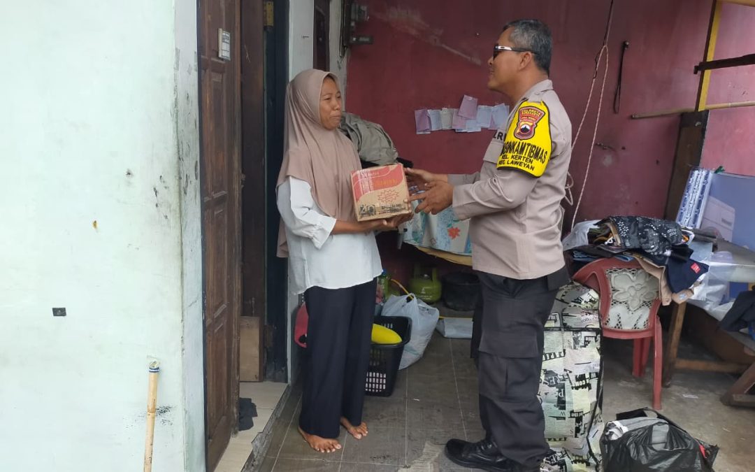 Bhabinkamtibmas Kerten Sambang Kamtibmas dan Berikan Bantuan Sembako