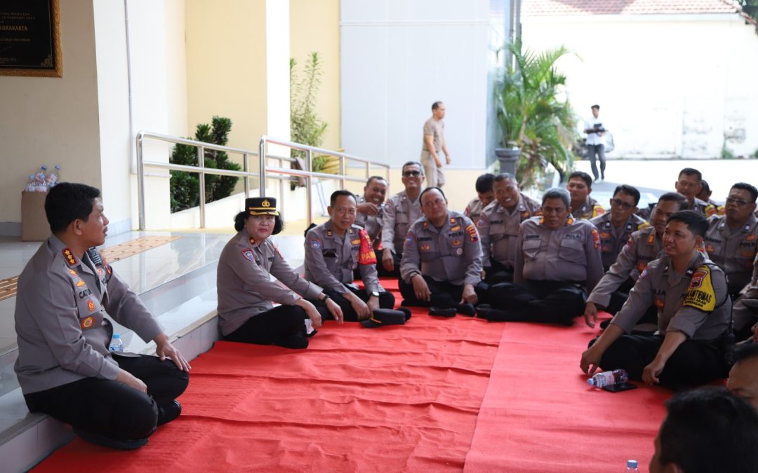 Kapolresta Surakarta Gelar Jumat Curhat Bersama Personel di Lobby Depan Mako Polresta