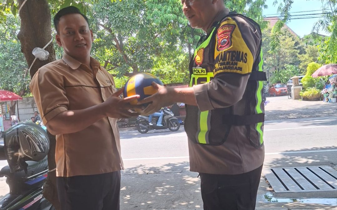 Bhabinkamtibmas Kelurahan Timuran Aipda Sumarno Ajak Warga Hidup Sehat Melalui Olahraga Voli