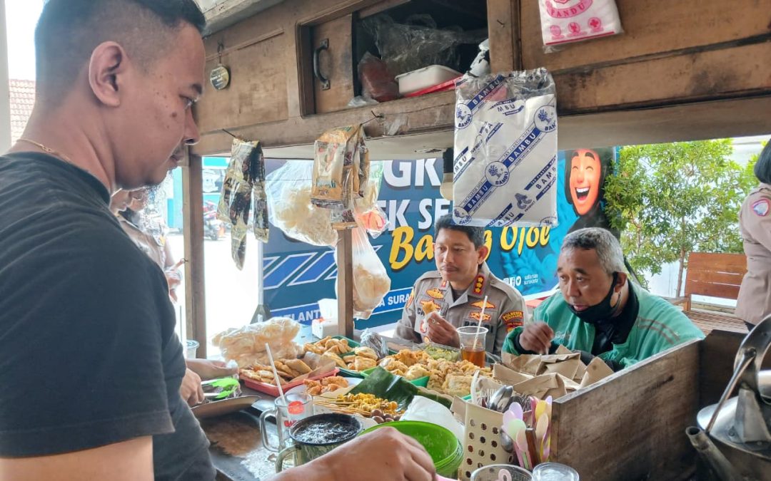 Kapolresta Surakarta Gelar Minggu Kasih Bersama Ojol di Angkringan Purwosari