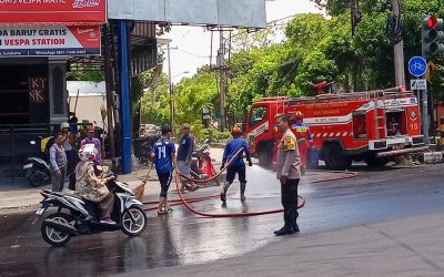 Bhabinkamtibmas Pucangsawit Bersama Linmas Bantu Atur Lalu Lintas dan Bersihkan Tumpahan Minyak